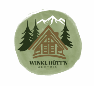 Logo der Winkl Hütt'n mit grünem Hintergrund, Bergen und Wald